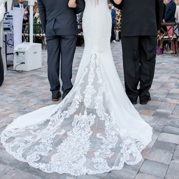 Gorgeous Stella York Wedding Gown - Picture 5 of 16